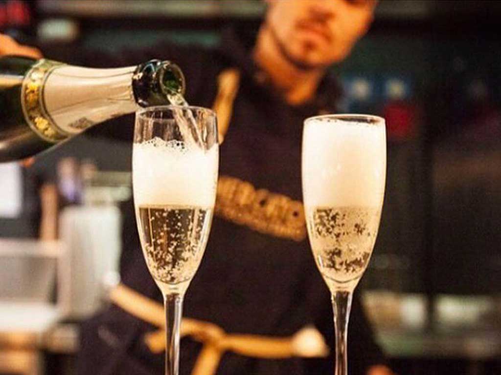 ChampagenFromage_champagnepour